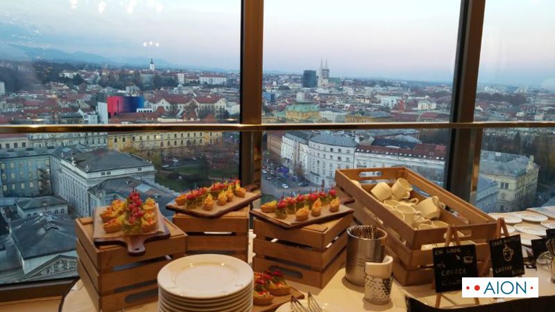 Konferencija i švedski stol u prvom planu te pogled na Zagreb