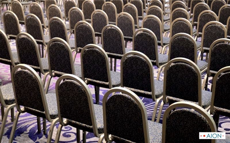 prazna konferencijska dvorana s kino-postavom stolaca