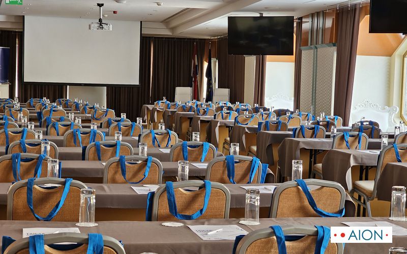 prazna konferencijska dvorana sa školskim postavom s priborom za sudionike