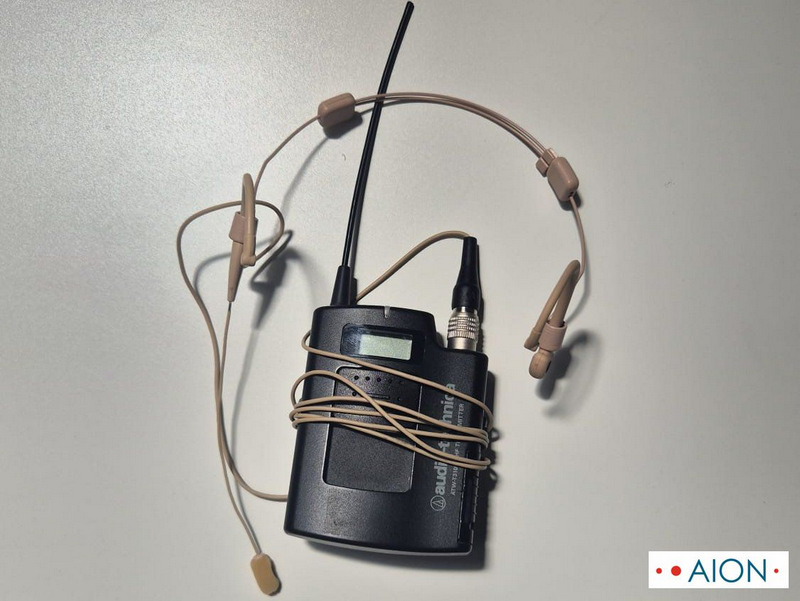 Earset and its microphone, with emitter