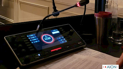 Prevoditeljski pult s mikrofonom i odabirom kanala tijekom konferencije
