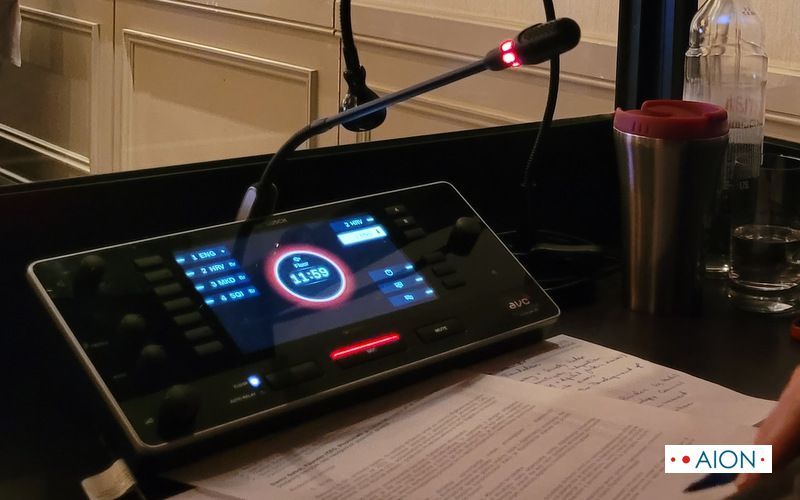 Prevoditeljski pult s mikrofonom i odabirom kanala tijekom konferencije