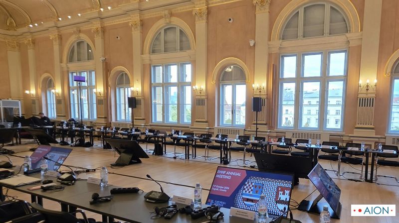 Postav dvorane za konferencijsko prevođenje, s monitorima i mikrofonima na Europskom forumu o kulturnoj ba&scaron;tini.