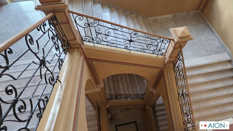 Mramorno stubi&scaron;te s detaljima od kovanog željeza u obnovljenom Muzeju Mimara.